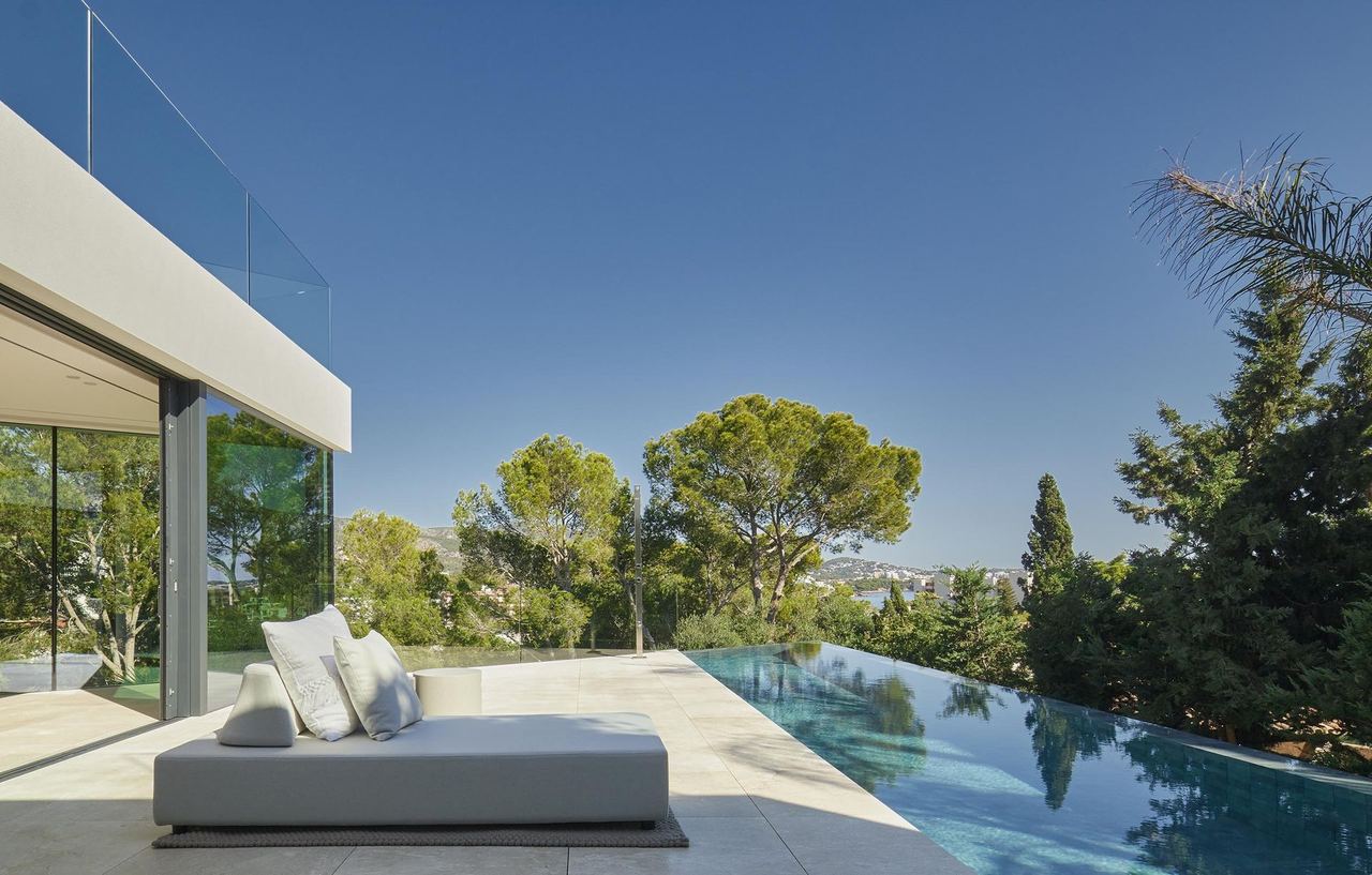 Terraza con piscina desbordante
