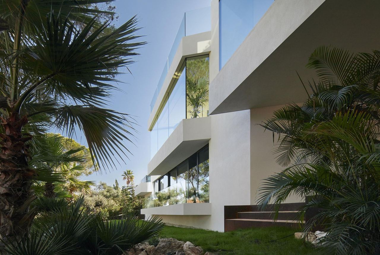 Fachada de Villa Aligues entre palmeras